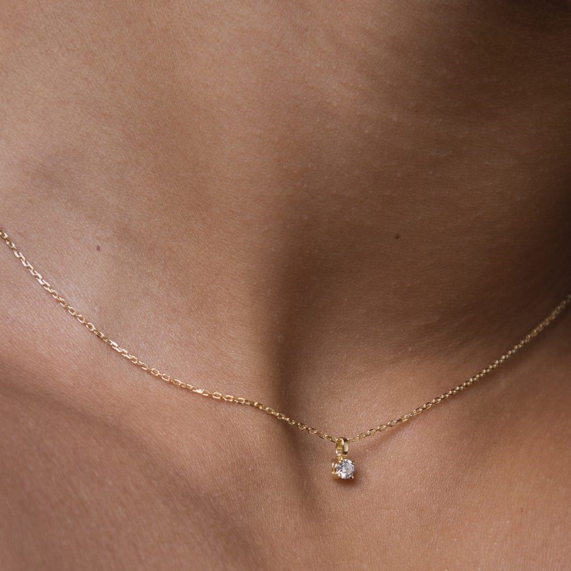 Златно колие с едно камъче