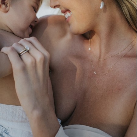 Златно колие с букви за мама