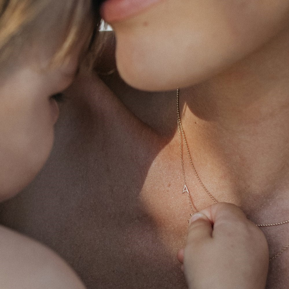 Златно колие с букви за мама