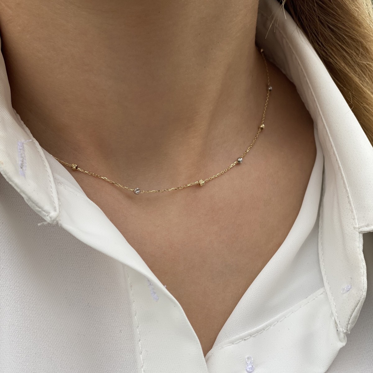 Златно колие с бляскави топчета 