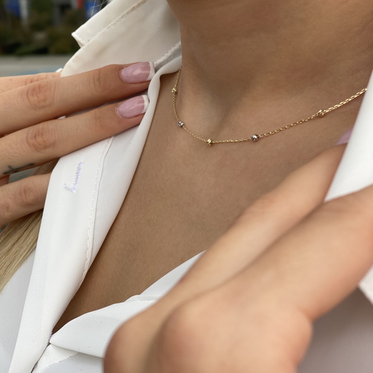 Златно колие с бляскави топчета 