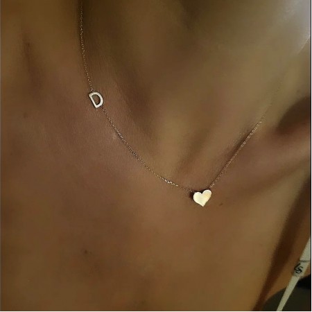 Златно колие с една буква и сърце