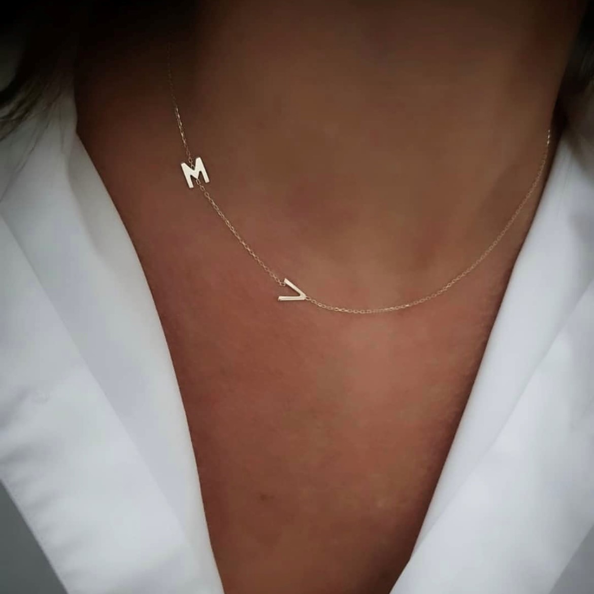 Златно колие с две букви