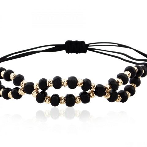 Златна гривна с черен конец