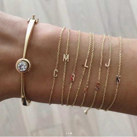 Златна гривна с буква 