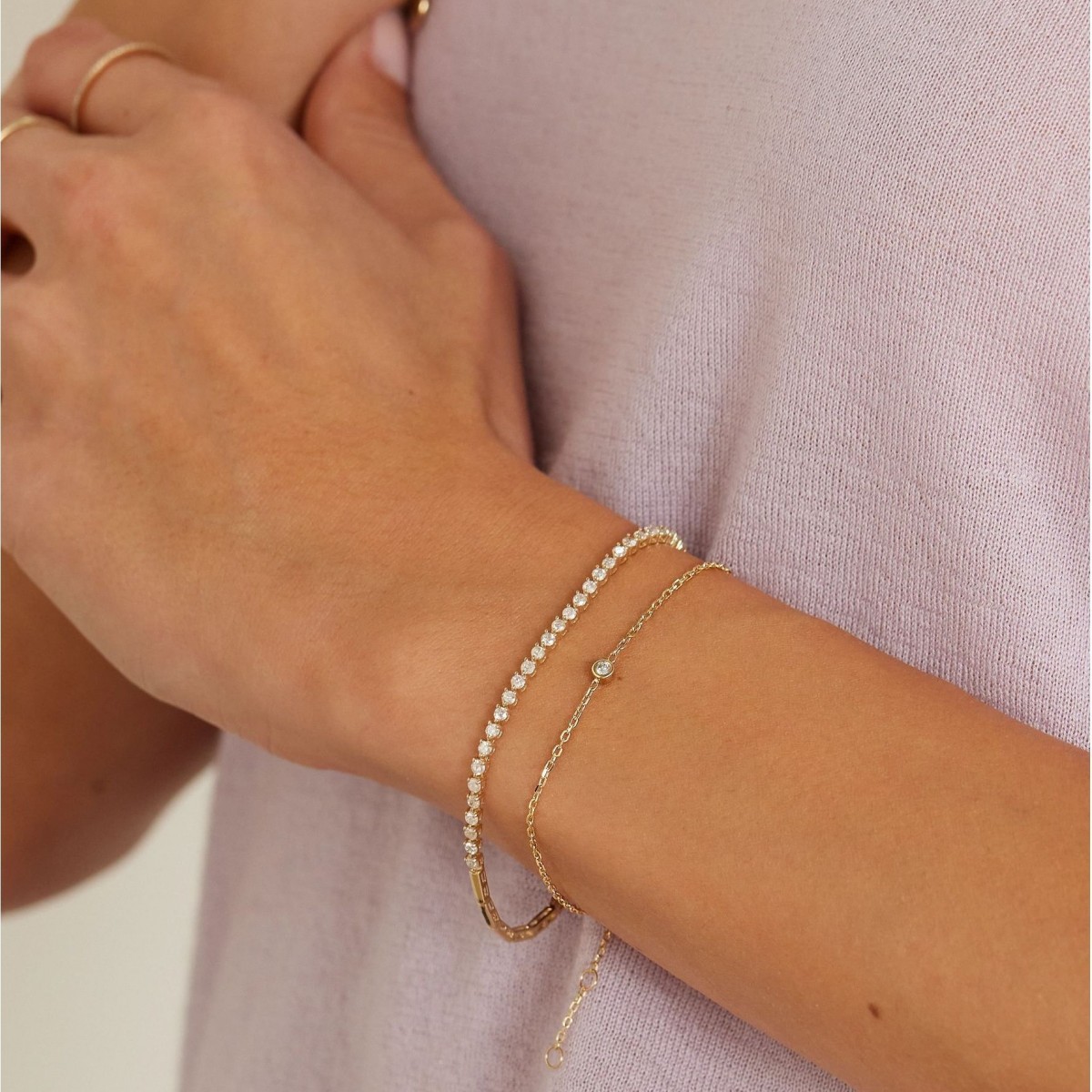 Златна гривна с едно камъче