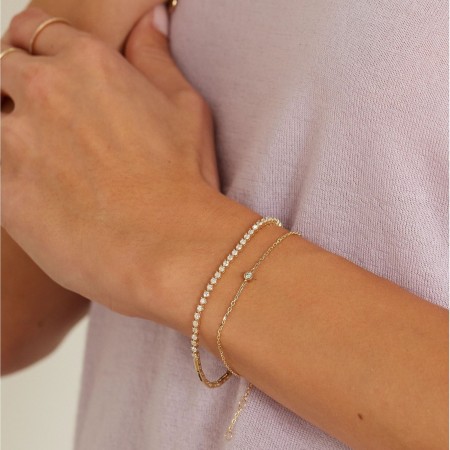 Златна гривна с едно камъче