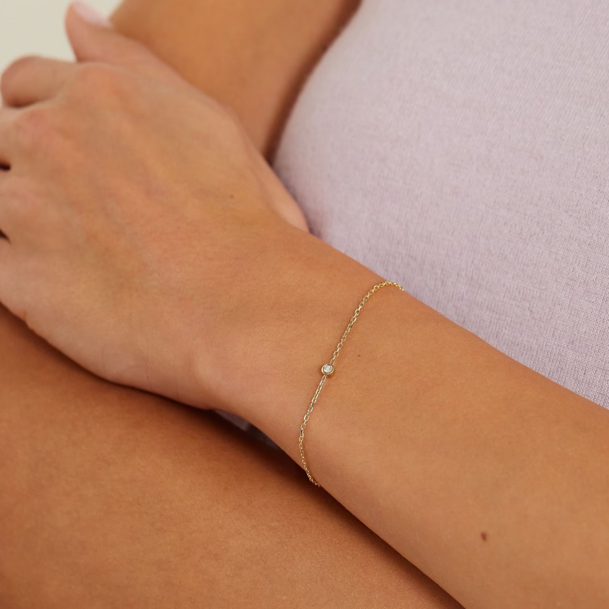 Златна гривна с едно камъче