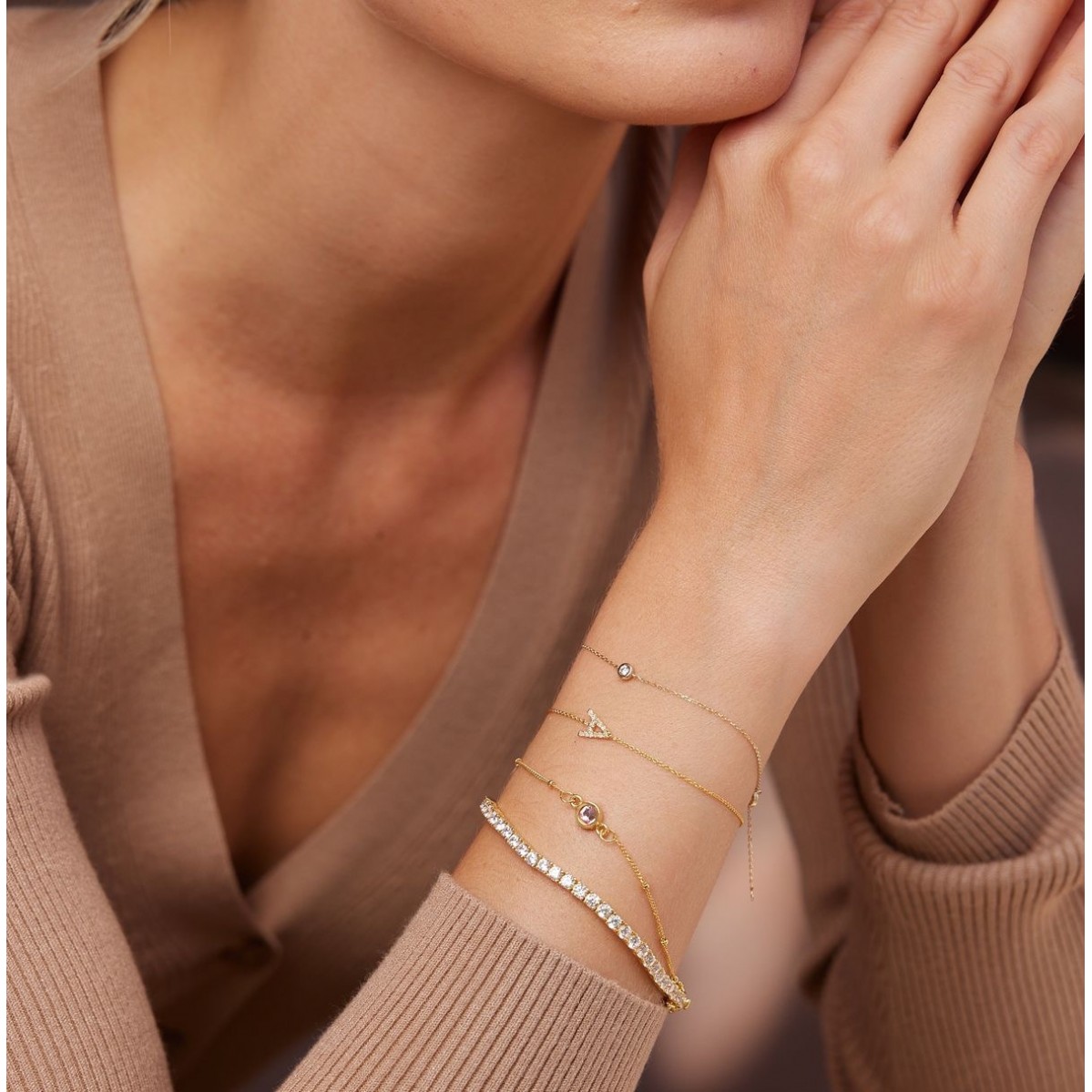 Златна гривна с едно камъче