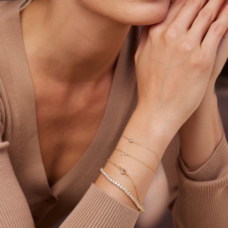 Златна гривна с едно камъче