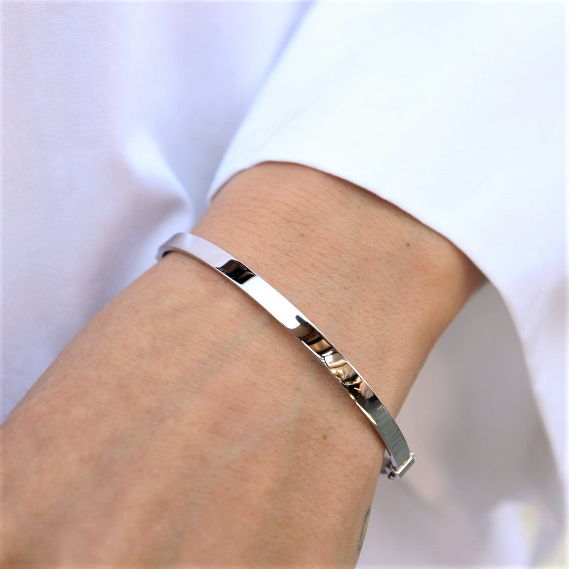 Златна твърда гривна Luxe Line