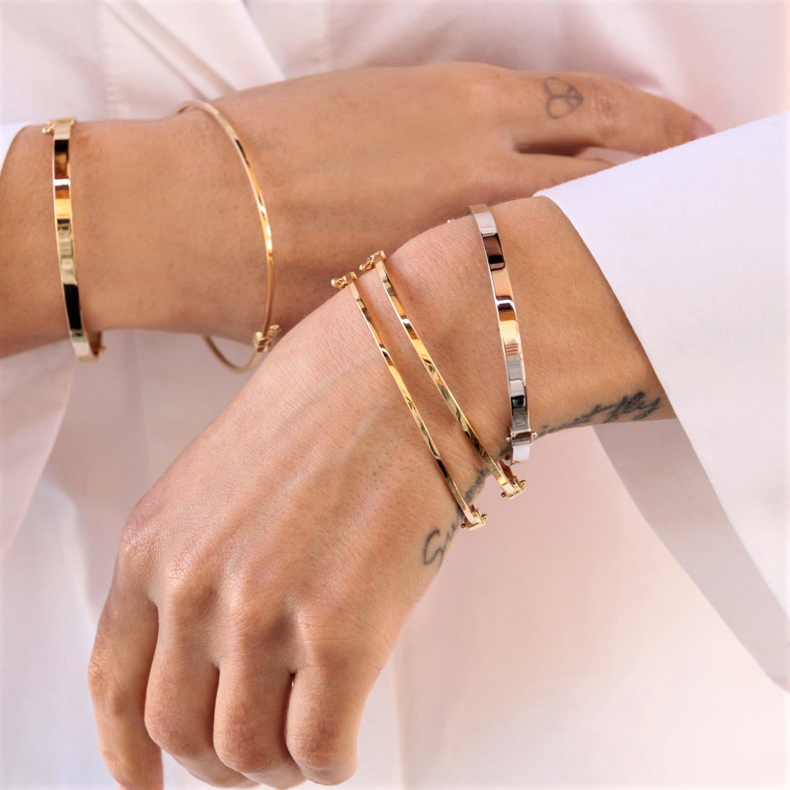 Златна твърда гривна Luxe Line