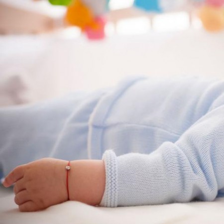 Червен конец с диамант за бебе 